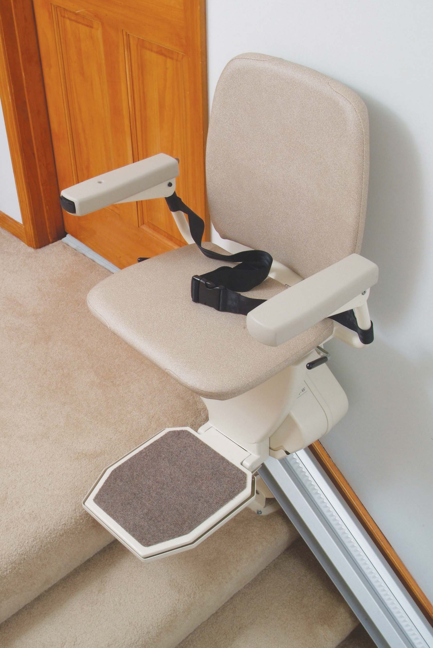 Silla salvaescaleras instalada en escalera recta